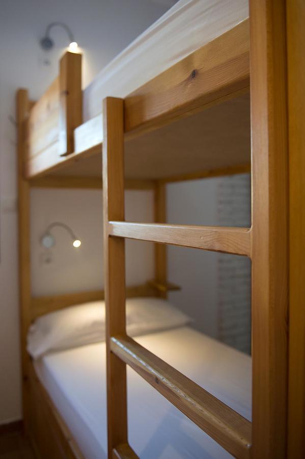 Crux Albergue Adahuesca Buitenkant foto