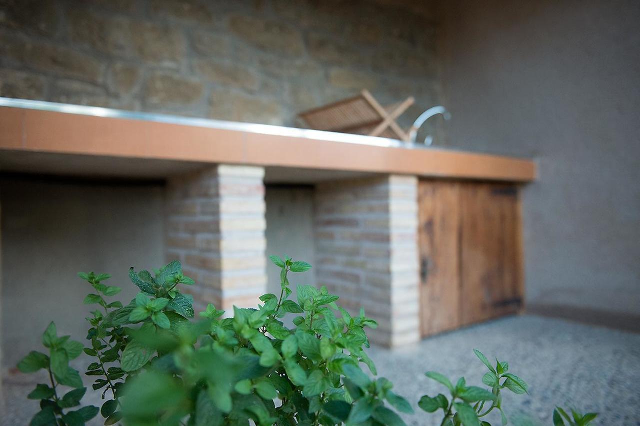 Crux Albergue Adahuesca Buitenkant foto