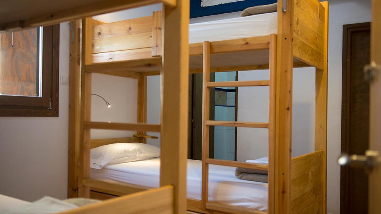 Crux Albergue Adahuesca Buitenkant foto